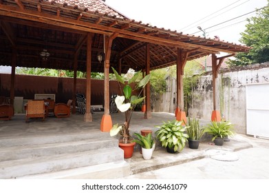 The Flowery Pot In Front Of The Log. Yogyakarta, Indonesia, September 26, 2022, Rumah Tradisional Pendopo Joglo Limasan Terlihat Terbuka Dan Luas Biasa Digunakan Untuk Pertemuan Keluarga, Atau Tamu