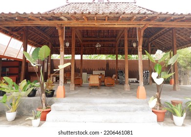 The Flowery Pot In Front Of The Log. Yogyakarta, Indonesia, September 26, 2022, Rumah Tradisional Pendopo Joglo Limasan Terlihat Terbuka Dan Luas Biasa Digunakan Untuk Pertemuan Keluarga, Atau Tamu