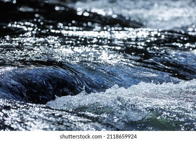 Flot d'eau douce bleue dans la rivière