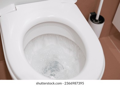 lavado de agua en el inodoro para demostrar actos de higiene personal, proceso de lavado de agua, inodoros limpios y bien mantenidos, asociados con el mantenimiento de la limpieza en el baño