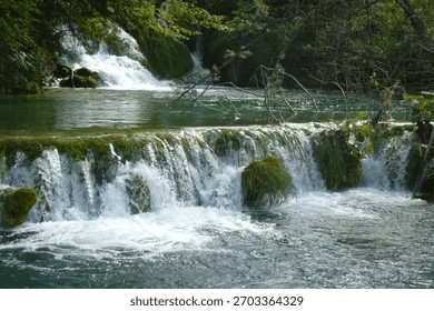 Fluss wird zu einem Wasserfall Wasser