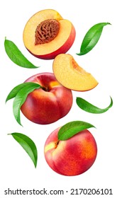 Volando frutas de durazno en el fondo blanco. Ruta de recorte aislado de la colección Peach. Foto de estudio de macros