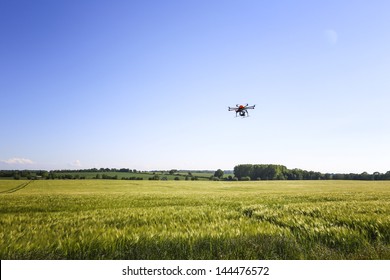 Flying Octocopter in der Luft für Video- und Fotoproduktionen.