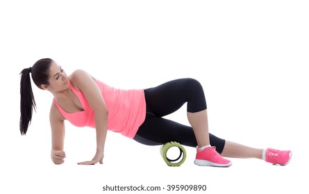 Foam roller exercise explanation and execution with a trainer.