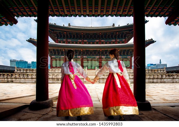 韓国 ソウル市 ソウルの古い町 慶福宮にある古い建物 韓国の韓国人女性が訪れ 歩く の写真素材 今すぐ編集