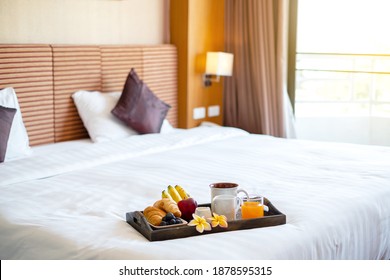 Focus On Fruit. In A Hotel Room With Fruit, Place A Tray On The Bed To Welcome The Arrival Of VIP Guests.