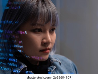 Focada desenvolvedora de software feminina asiática escrevendo código em computador desktop trabalhando no escritório. Programadora feminina asiática profissional trabalhando em projeto de codificação analisando algoritmo de código fonte na tela.