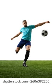 Futbolista enfocado con uniforme azul balanceando pelota en el aire, brazos extendidos, preparándose para un poderoso golpe en el campo verde contra el fondo blanco. Concepto de competición, torneo, precisión, éxito.