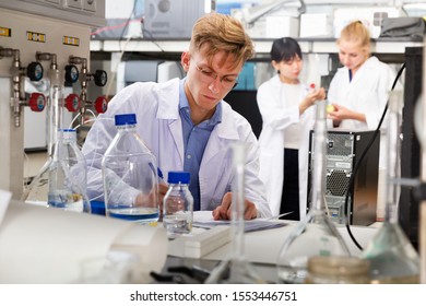 2,569 Lab analyst Stock Photos, Images & Photography | Shutterstock