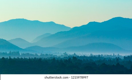 山 イラスト シルエット の写真素材 画像 写真 Shutterstock