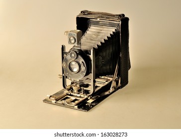 Folding bed plate medium format vintage film camera