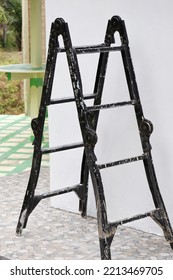 A Folding Ladder Made Of Aluminum And Can Be Used To Simplify Several Types Of Work.