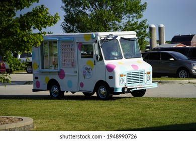 Fond Du Lac, Wisconsin USA - August 20th, 2019: Family And Kids Buying Ice Cream And Treats From A Ice Cream Truck. 