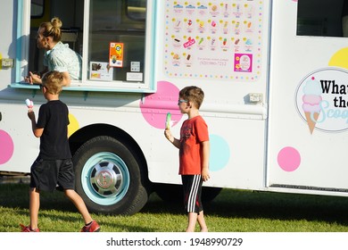 Fond Du Lac, Wisconsin USA - August 20th, 2019: Family And Kids Buying Ice Cream And Treats From A Ice Cream Truck. 