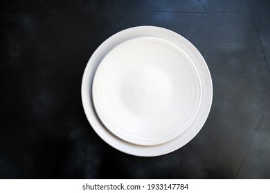 437,185 White plate dark background Images, Stock Photos & Vectors