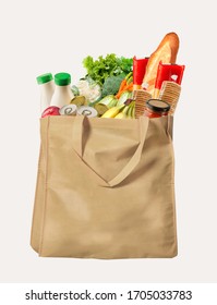 Öko-freundliche wiederverwendbare Einkaufstasche mit verschiedenen Waren auf weißem Hintergrund