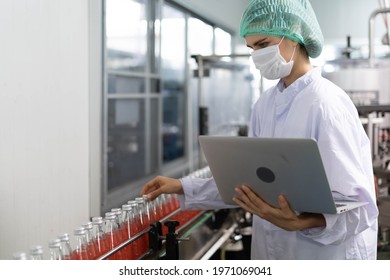 Food And Drug Quality Supervisors Inspect Quality In Factory. Staff Wear Masks And Helmets For Cleanliness And Safety In Drinking Water And Drug Production Lines During The COVID 19 Outbreak.