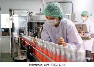 Food And Drug Quality Supervisors Inspect Quality In Factory. Staff Wear Masks And Helmets For Cleanliness And Safety In Drinking Water And Drug Production Lines During The COVID 19 Outbreak.