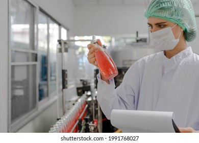 Food And Drug Quality Supervisors Inspect Quality In Factory. Staff Wear Masks And Helmets For Cleanliness And Safety In Drinking Water And Drug Production Lines During The COVID 19 Outbreak.