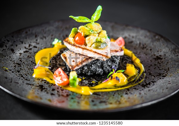 上品な美味しい食べ物で 高級な黒皿魚飯リゾット の写真素材 今すぐ編集