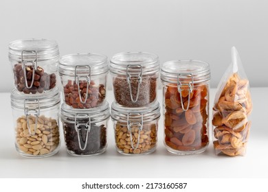Konzept für Ernährung, gesunde Ernährung und Ernährung - Glas mit Trockenfrüchten und Samen auf weißem Hintergrund