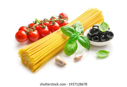 Lebensmittelzutaten für italienische Nudeln auf weißem Hintergrund.