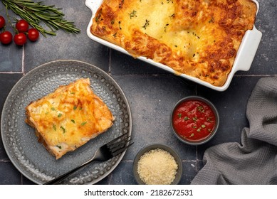 Fotografía de comida de lasaña, queso, tomate, salsa, parmesano