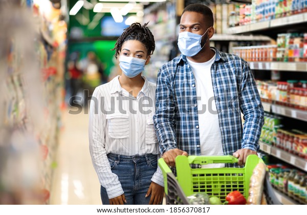 Magasin De Nourriture. Un Couple D'AfroAméricains photo