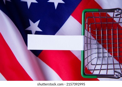 Food Shortages In The United States. Empty Grocery Basket. There Are No Items In The Store. America Lacks Food Supplies. Trade Closure And Bankruptcy.