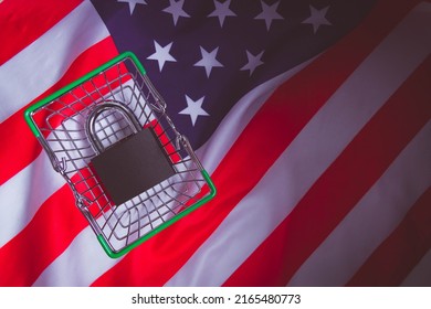 Food Shortages In The United States. Empty Grocery Basket. There Are No Items In The Store. America Lacks Food Supplies. Trade Closure And Bankruptcy.