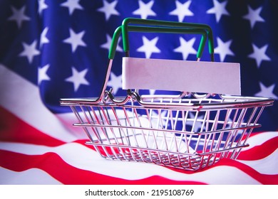 Food Shortages In The United States. Empty Grocery Basket. There Are No Items In The Store. America Lacks Food Supplies. Trade Closure And Bankruptcy.