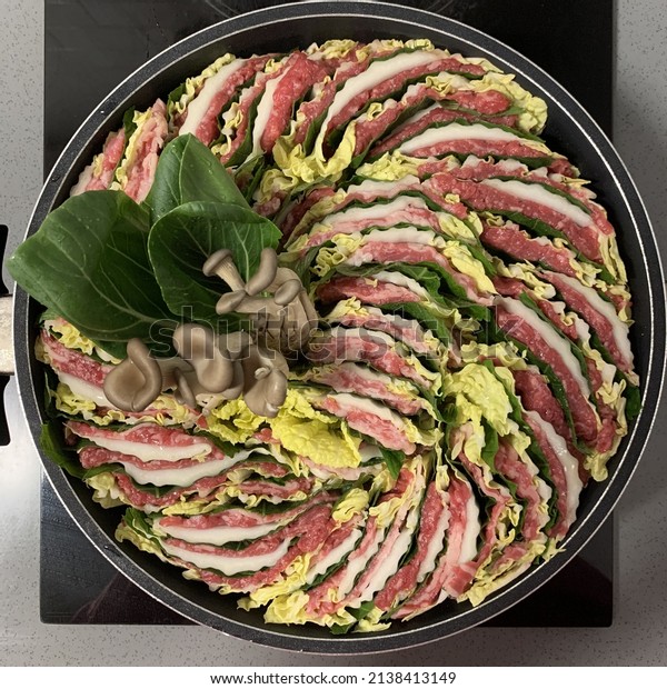 It is a food that can be eaten\
together with family.\
Mille-feuille nabe, a food where the whole\
family can gather on a cold day and take a bite of warm\
soup.