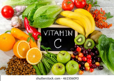 Продукты с высоким содержанием витамина С на деревянной доске. Здоровое питание. Вид сверху