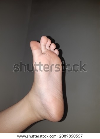 foot fetish and foot lovers, this is a beautiful teenage foot