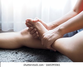 Foot Pain Use Hand Massage To Relieve Pain And Relax The Foot Muscles And Numbness