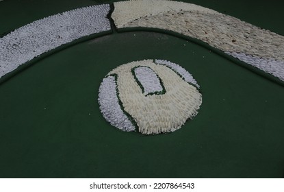 Foot Reflexology Massage By Stepping On Sharp Stones. The Egg Pebbles Are Arranged And Cemented In A Circular Pattern To Create An Attractive Foot Reflection Walkway In The Fitness Corner Area.