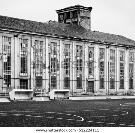 Foto Bild alte verlassene Fußballtorsportausrüstung