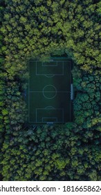 ein im Wald verlorenes Fußballfeld
