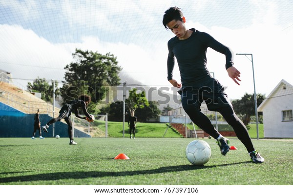 サッカー場でのサッカー選手のトレーニング 練習会でボールコントロールを練習する若いサッカー選手 の写真素材 今すぐ編集