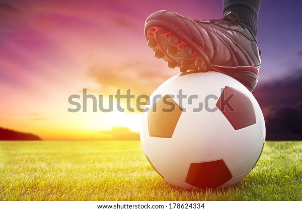 日没のある試合のキックオフ時のサッカーボール の写真素材 今すぐ編集