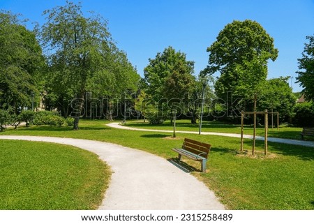 Footpath in the Parc des Bienfaites (