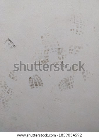 Footprint effects on the walls of a parking lot. An irresponsible act.