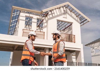 Foreman And The Construction Contractors Joined Hands To Congratulate The Construction Of The House On Schedule And The Success Of The Construction Project.