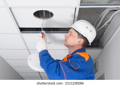 the foreman, for troubleshooting the lighting of false ceilings, checks the contacts of the lamp junction box