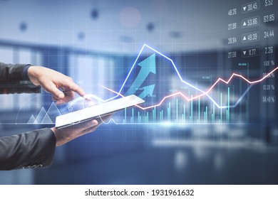 Concepto de mercado de divisas con empresario con tableta digital en el fondo de la tabla de bolsa. Doble exposición