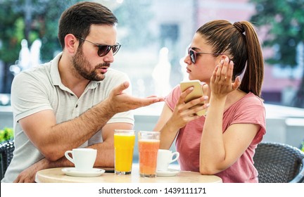 Forget About The Mobile Phone During The Meeting With A Partner. Man And Woman Having Problem In Communication During The Meeting In The Cafe. Love And Relationships