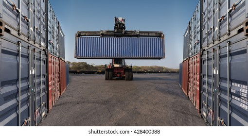 7,745 Crane moving container Images, Stock Photos & Vectors | Shutterstock