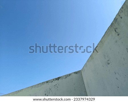 Form a white wall with obtuse angles.