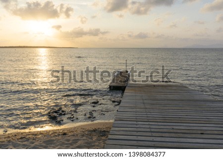 Abendroh; Segelyacht ankert in einer Bucht