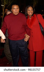 Former World Heavyweight Boxing Champion MUHAMMED ALI & Daughter LEILAH At The Los Angeles Premiere Of Ali. 12DEC2001.    Paul Smith/Featureflash